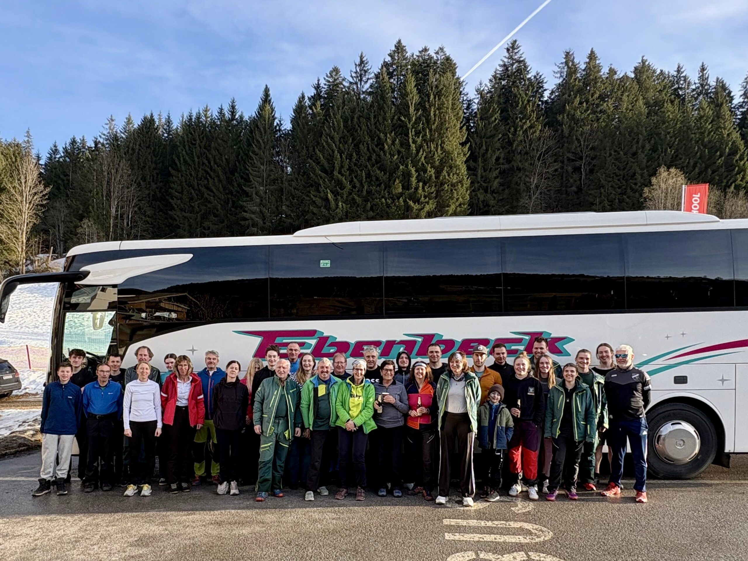 Die Teilnehmer der ersten Tagesfahrt Surprise vor unserem Bus