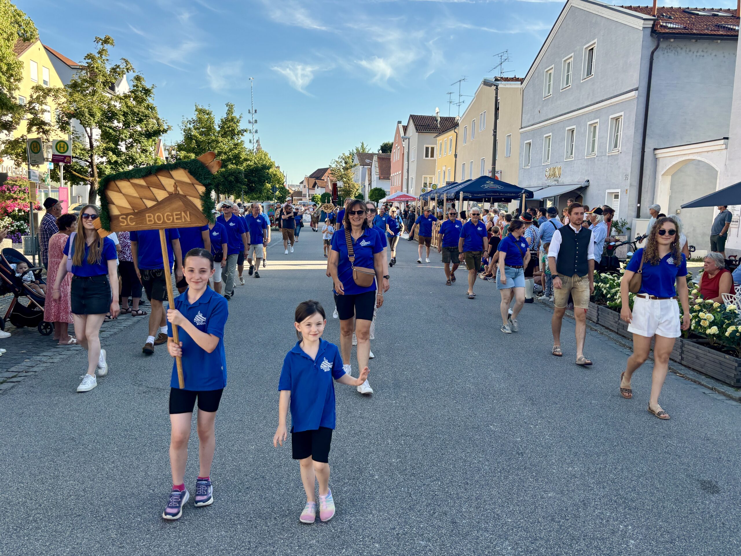Skiclub Bogen beim Auszug zum Bogner Volksfest 2026